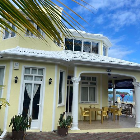 Villa Bella Charming Beachfront Guesthouse Blue Bay Kültér fotó